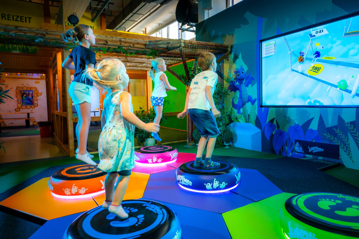 Springende Kinder auf neuem Spiel Jumplings im Erlebnishaus