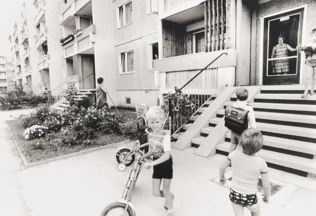 Kinder vor Haus in schwarz-weiß