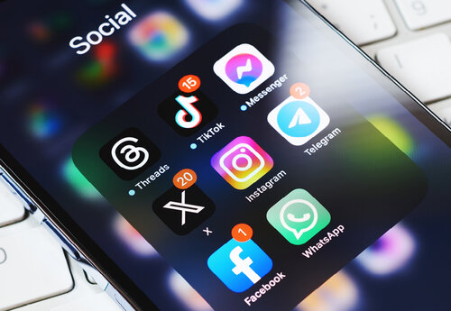 Nahaufnahme eines Handys mit mehreren Apps