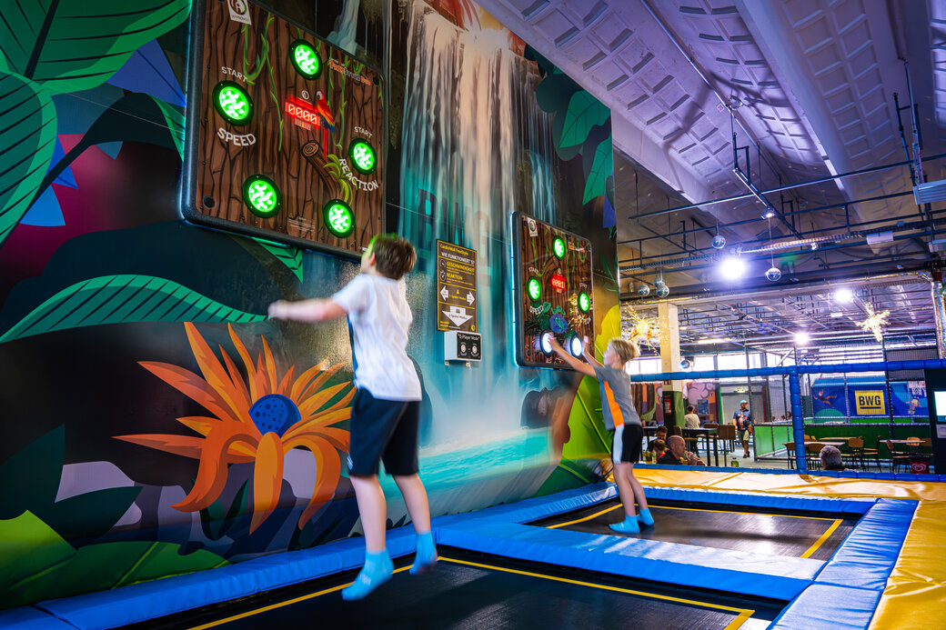 Kinder auf Trampolinspiel im Erlebnishaus