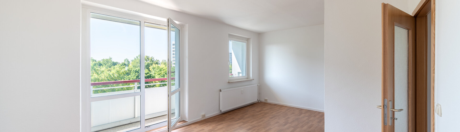 Helle sanierte Wohnung mit geöffneter Balkontür