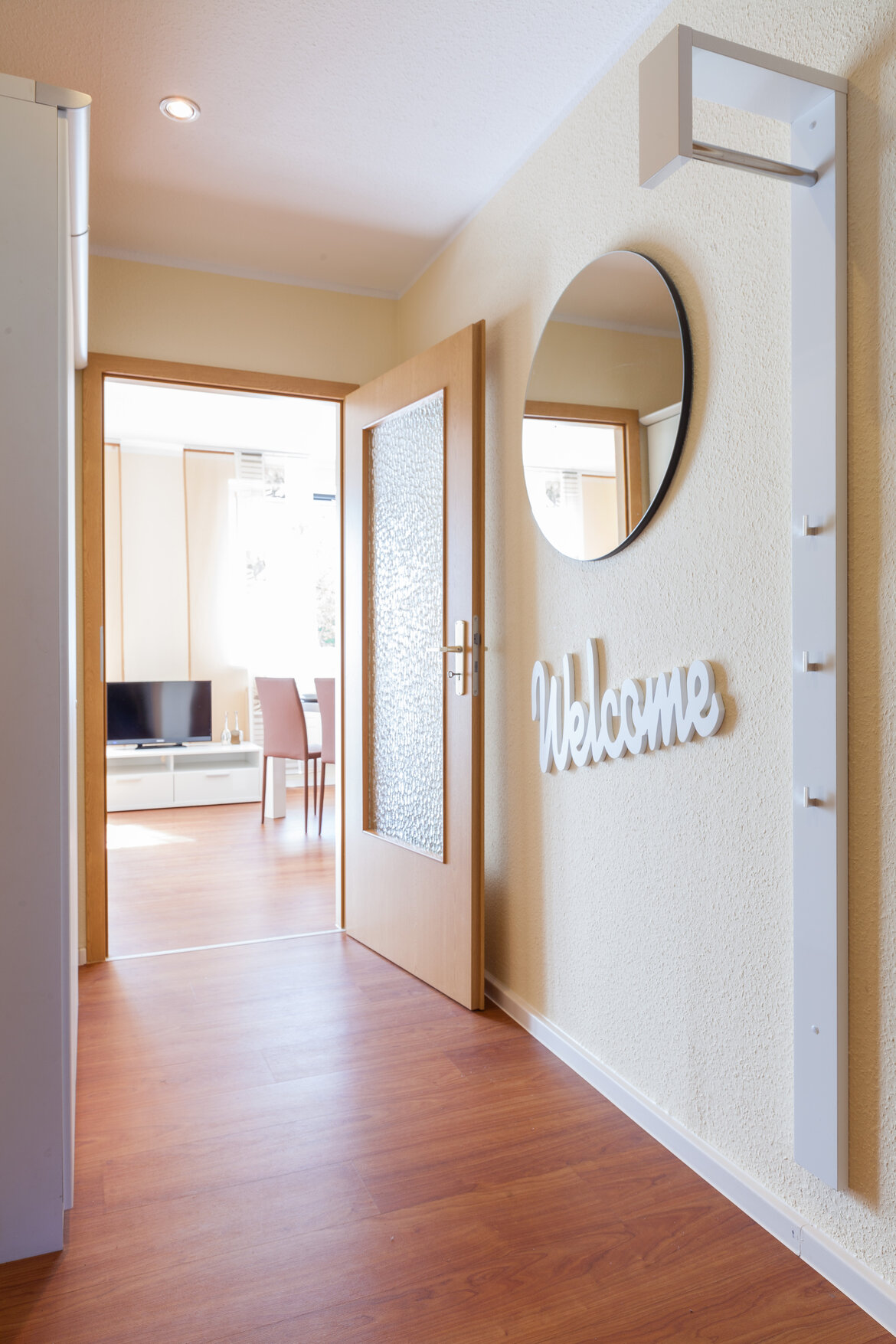 Eingangsbereich im Flur der Gästewohnung mit Welcome-Schild an der rechten Wand