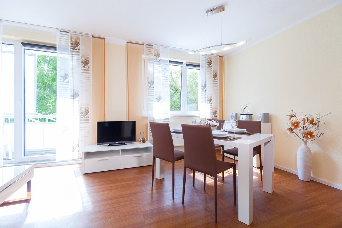 Essbereich der Gästewohnung mit vier Stühlen 