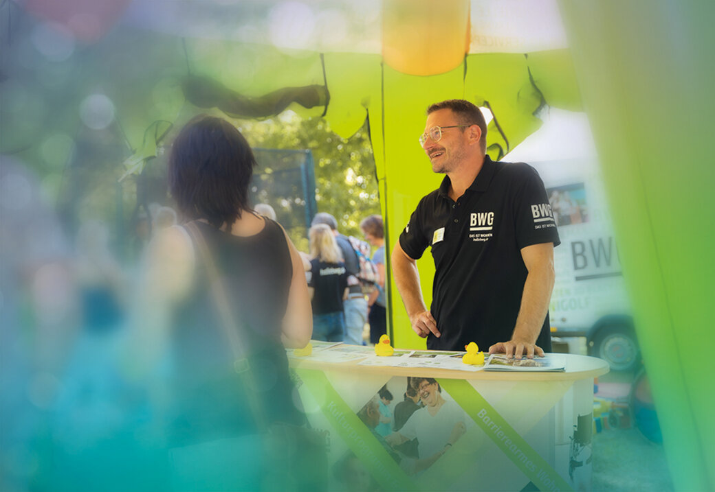 Sozialmanager an einem Stand der BWG auf einem Fest
