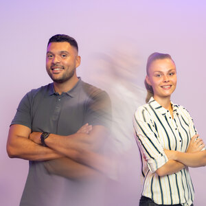 Mitarbeiter:innen Joe Kassonge und Sarah Schebesta