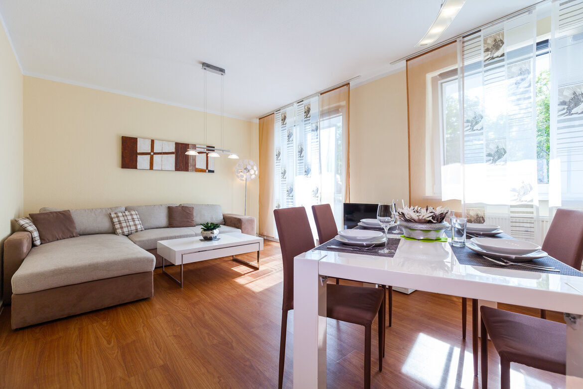 Essbereich mit Sofa-Ecke im Hintergrund
