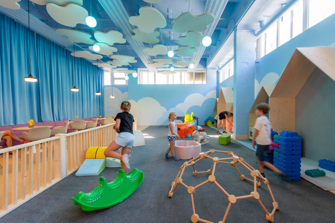 Spielende Kinder im Spielbereich vom BWG Wolkenland