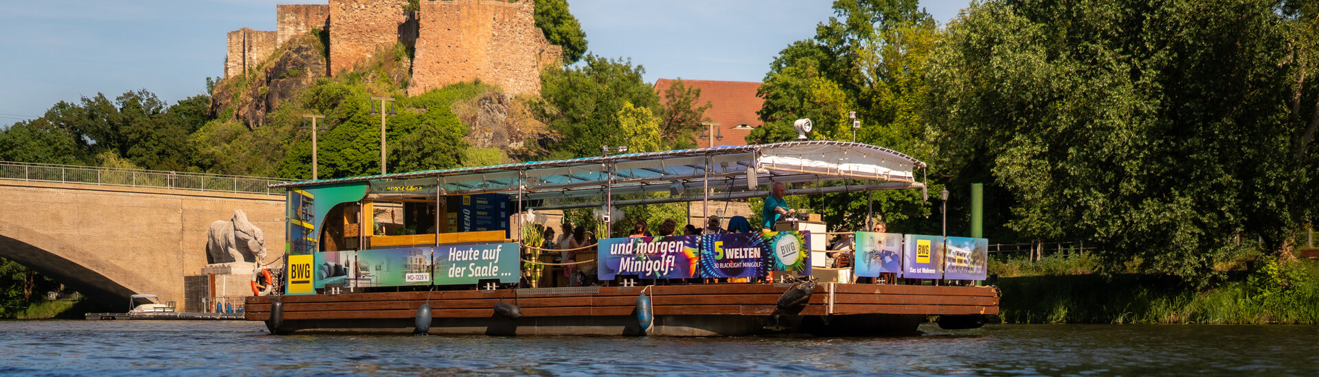 BWG-Floß auf der Saale vor der Giebichensteinbrücke