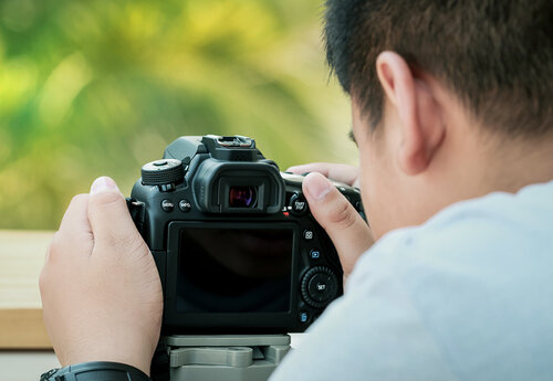 Nahaufnahme einer fotografierenden Person