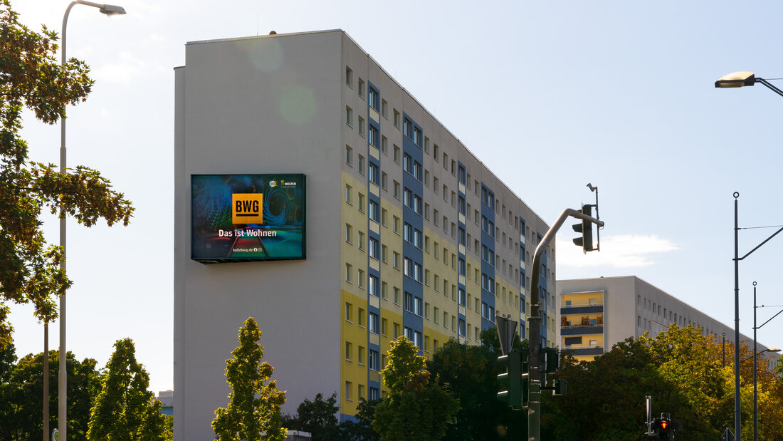 LED-Wand der BWG an einer Hausfassade An der Magistrale mit Werbung der BWG