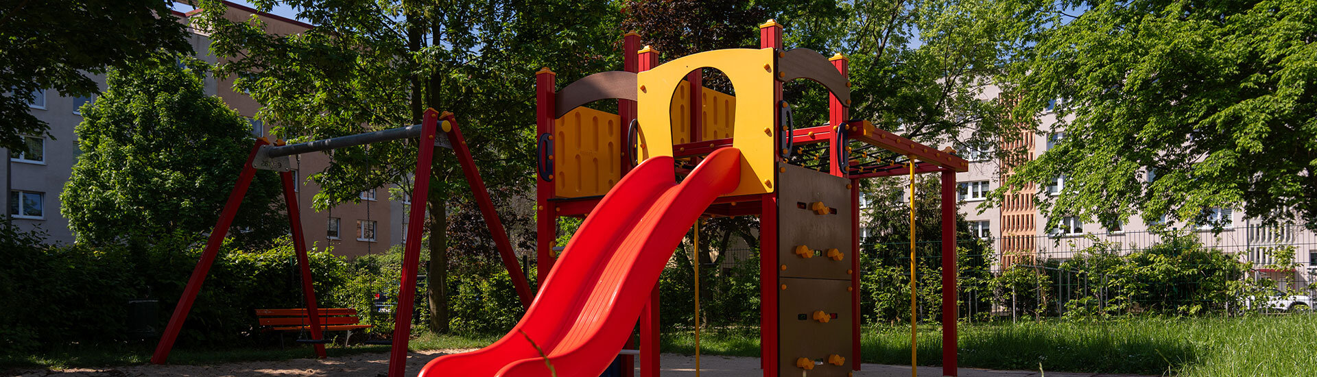 Rote Rutsche auf Spielplatz in Hinterhof