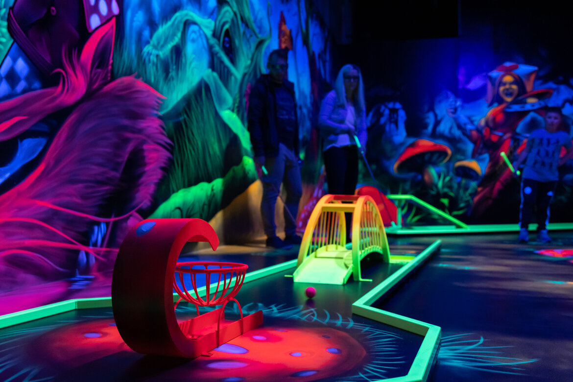 Minigolfbahn im Schwarzlicht in den 5-Welten