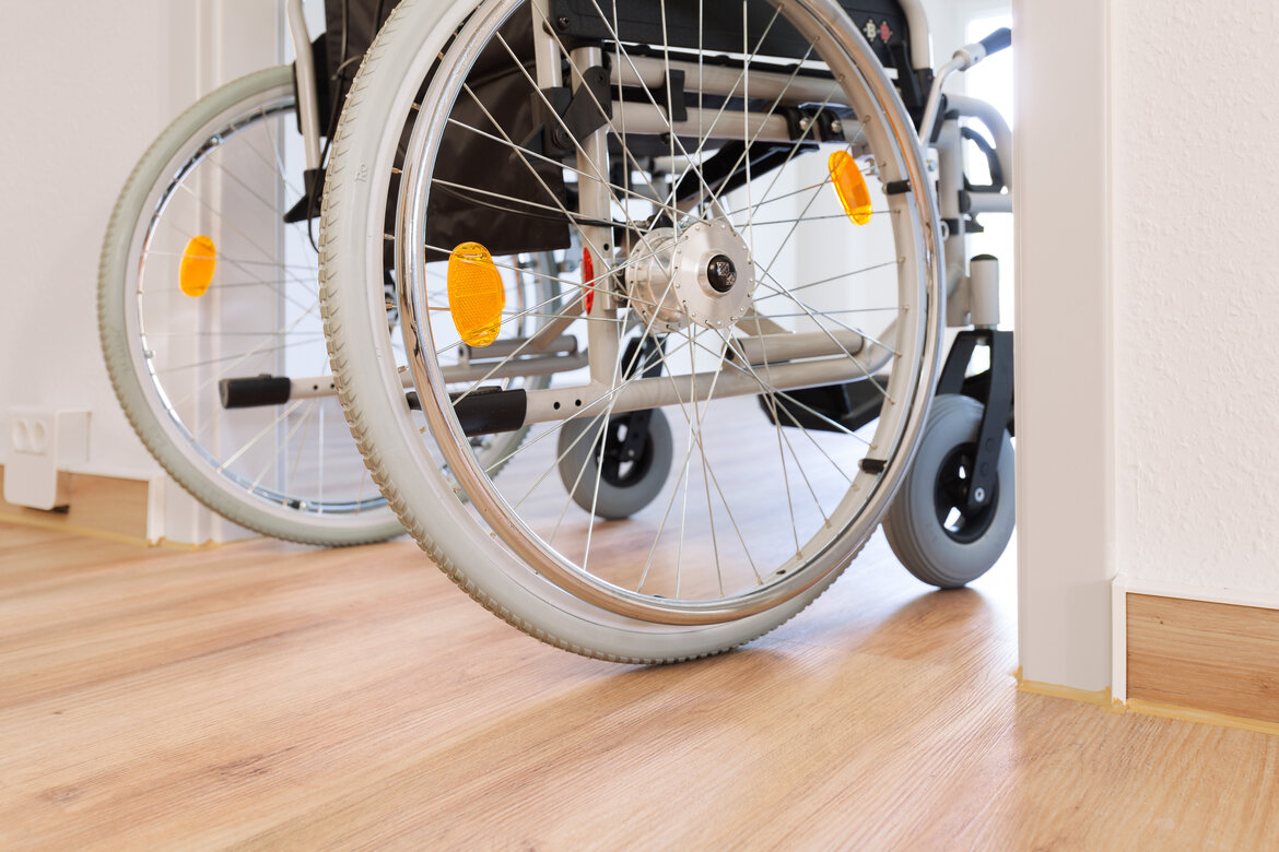 Rollstuhl fährt durch barrierefreie Tür ohne Schwelle