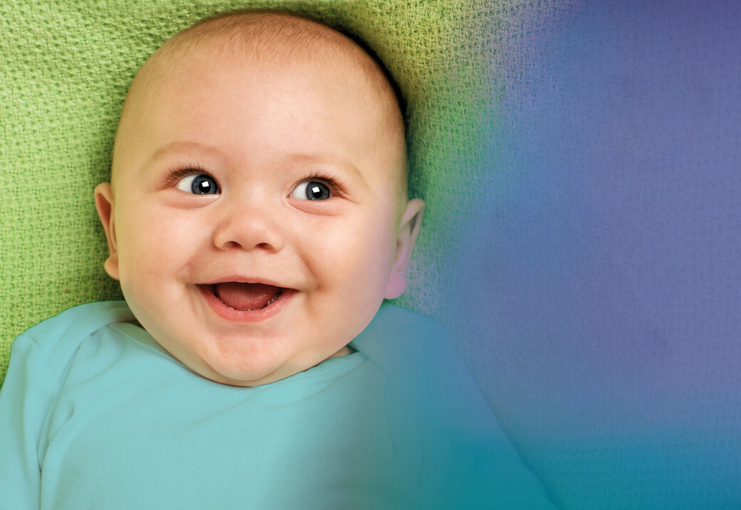 Lachendes Baby im Nahaufnahme-Porträt vor grünem Hintergrund mit blauem Farbverlauf am rechten Bildrand.