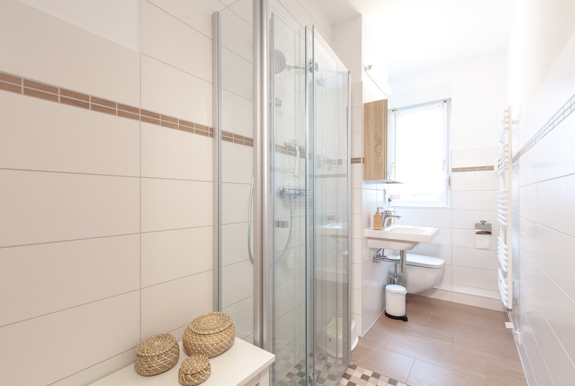 Bad mit Toilette, Waschbecken und ebenerdiger Dusche